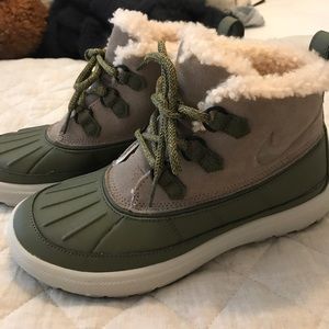 NEVER WORN Nile snow boots