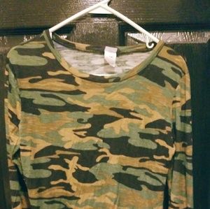 Camo stretchy layering shirt