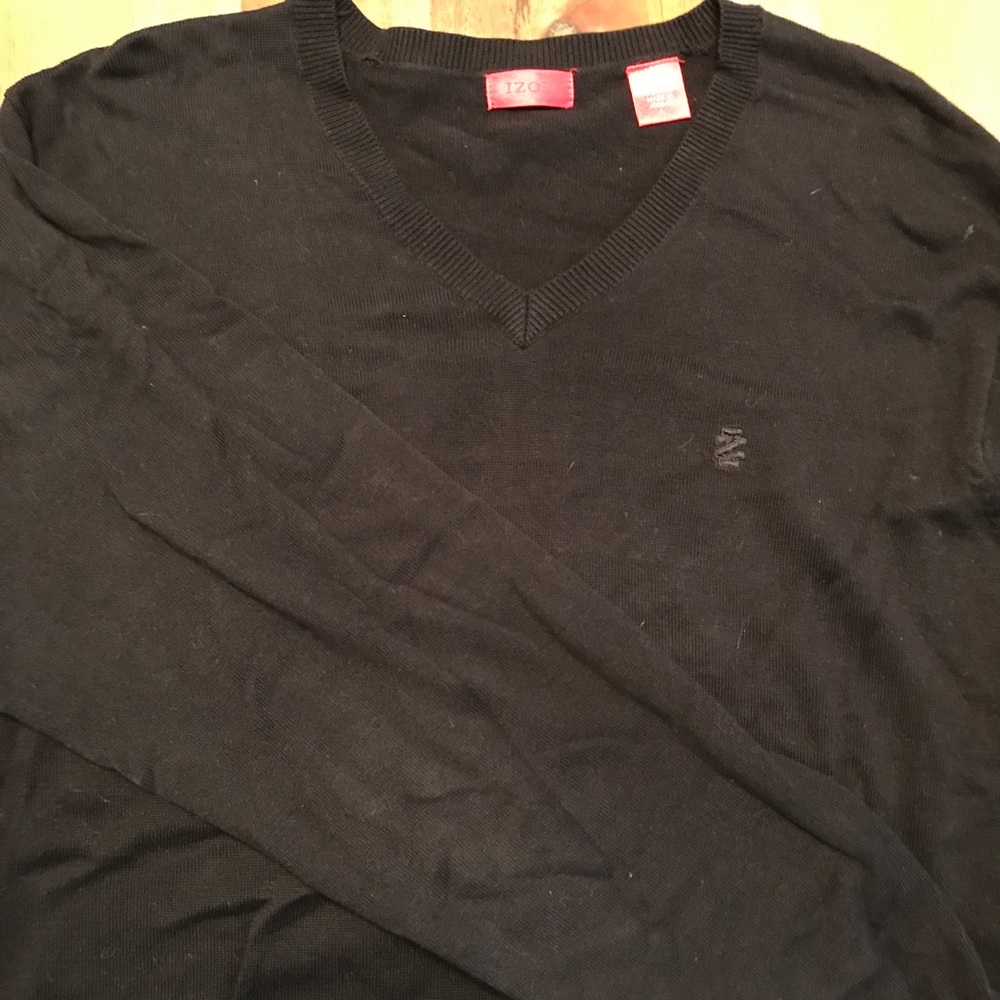 Men's L Izod black sweater.