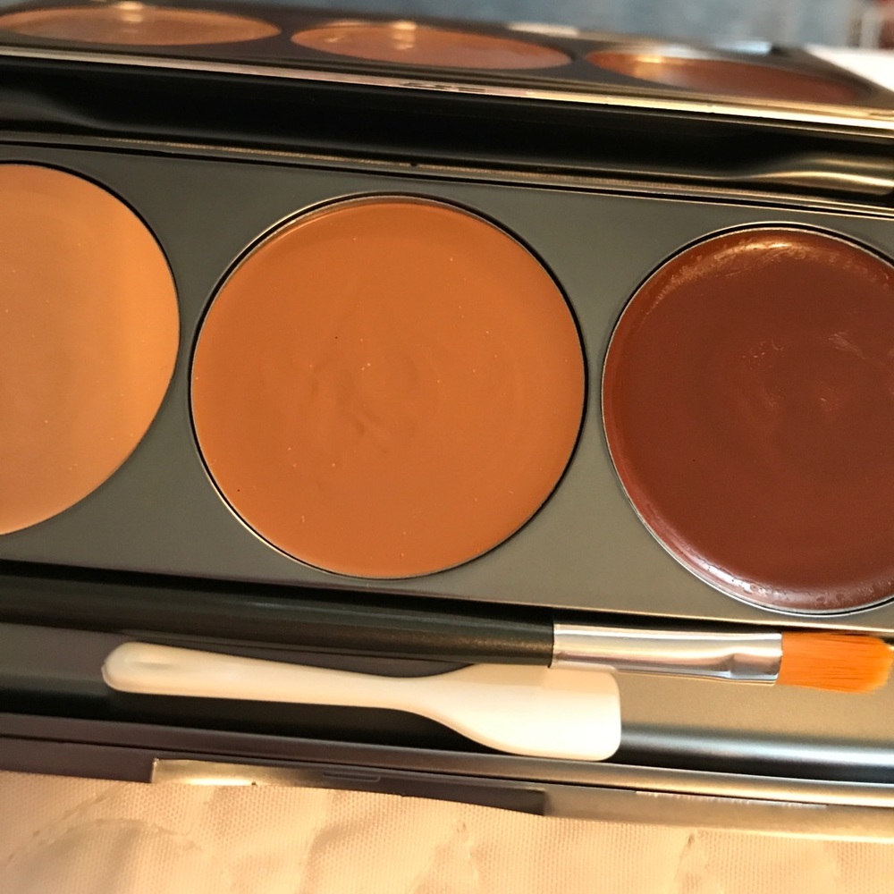 Three Custom Color Specialists concealer - Picture 3 of 5