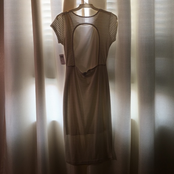 New off white dress. Very flattering - Picture 2 of 3