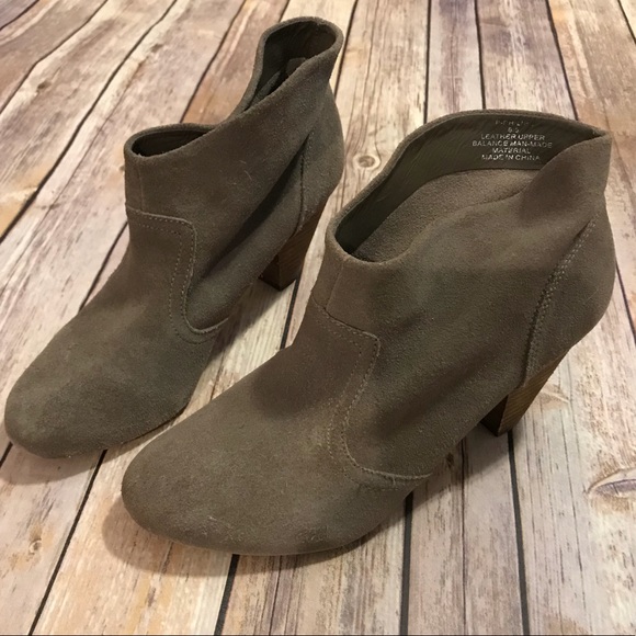 Steve Madden Shoes - Steve Madden suede ankle booties