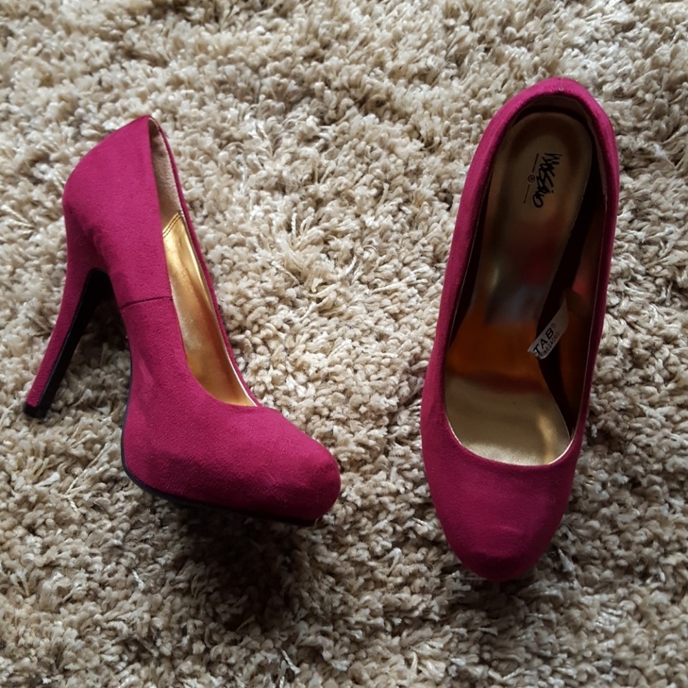 Purple platform pumps
