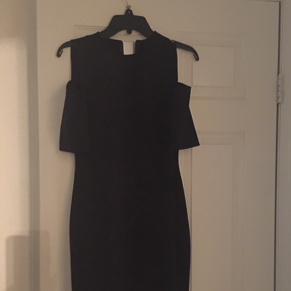 Exposed shoulders black dress from Zara.