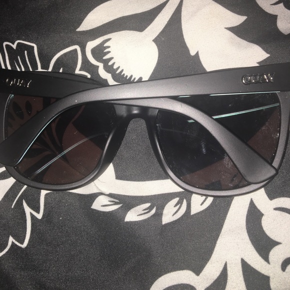 QUAY SUNGLASSES - Picture 2 of 3