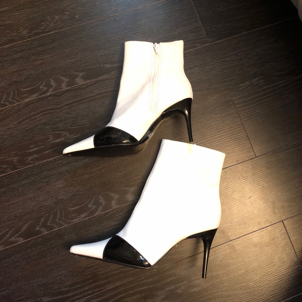 WHITE BLACK LEATHER ANKLE BOOTS SIZE 7.5