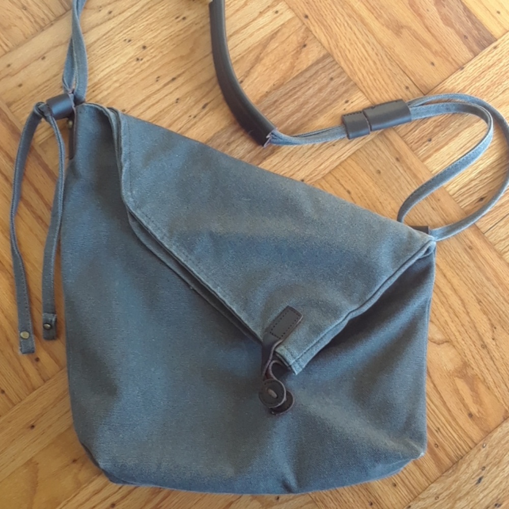 Gray canvas shoulder/messenger bag w/leather