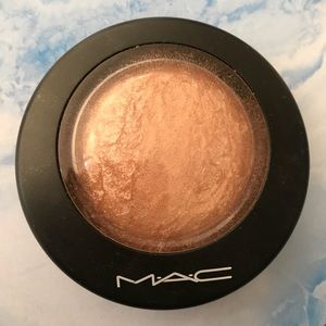 Mineralize SkinFinish – in “Soft & Gentle” A44