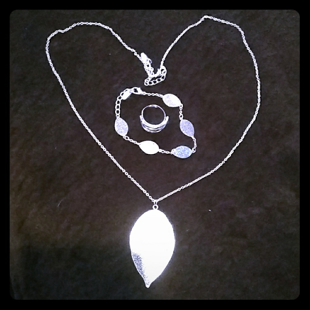Beautiful jewelery set- necklace, ring, & bracelet