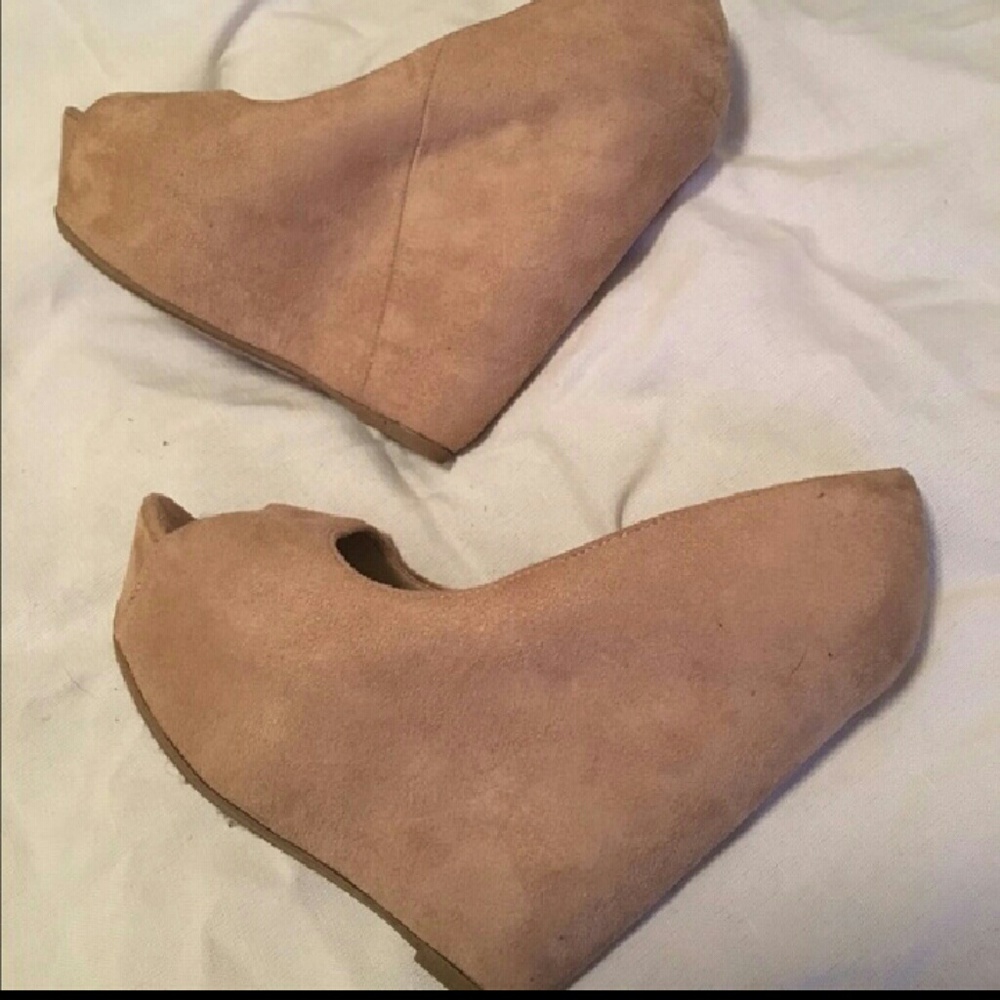 Adorable "nude"  or cream color peep toe wedges