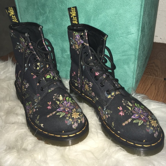 Dr. Martens Shoes - Dr. Martens: Castel Black Noir Belladonna