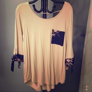 Quarter length, tie sleeve top w/ front pocket