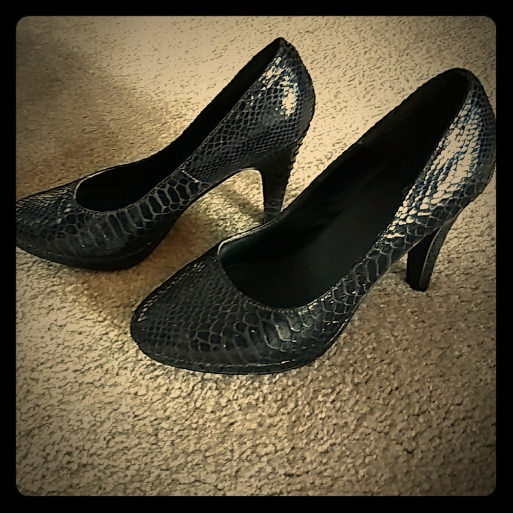 Wanted Black patent snake skin heels