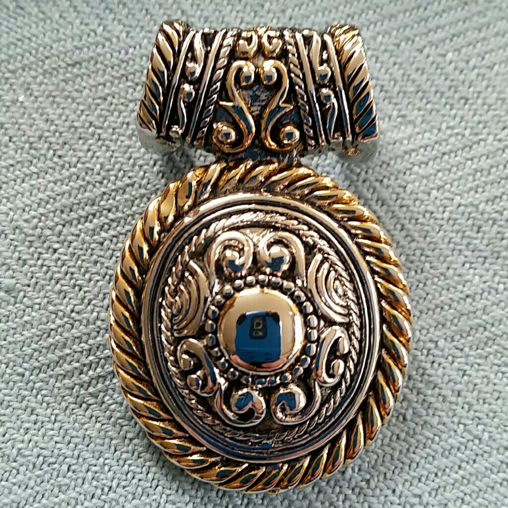BOLD & BEAUTIFUL PENDANT! Intricate Silver & Gold