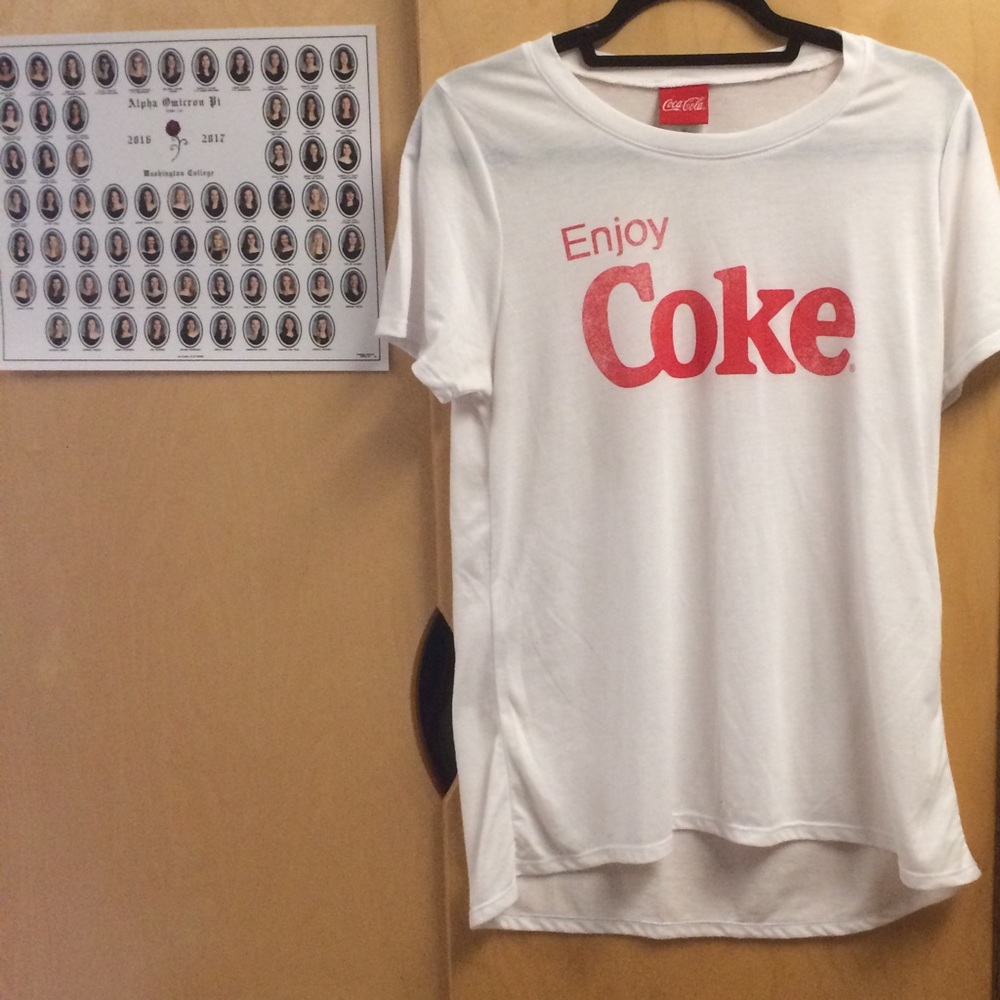Size X-Large “Enjoy Coke” Coca-Cola Graphic Tee