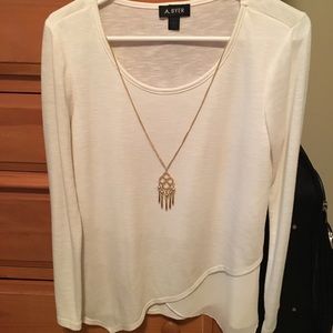 Crew neck long sleeve shirt with necklace