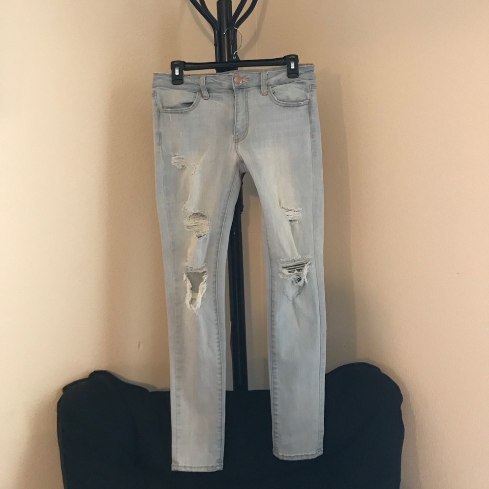 American Eagle ripped skinny’s in a light wash