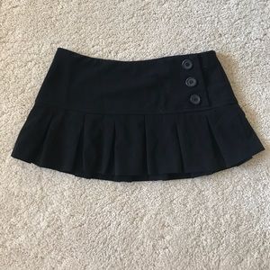 Booty short black pleated skirt w/ buttons
