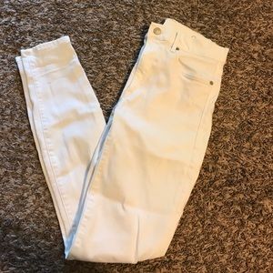 NWOT Gap white skinny jeans