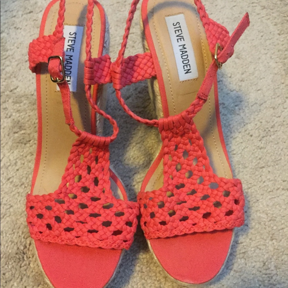 Steve Madden crochet wedges