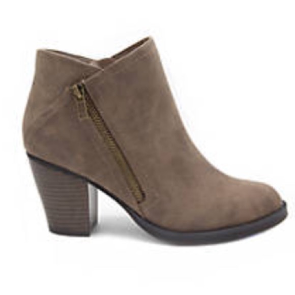 NIB Edyn Bootie in Taupe - Picture 4 of 6