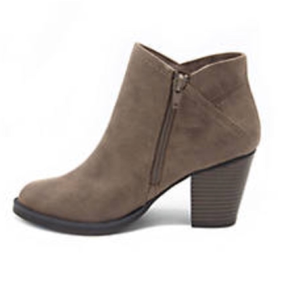 NIB Edyn Bootie in Taupe - Picture 6 of 6