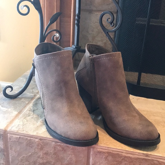 NIB Edyn Bootie in Taupe - Picture 2 of 6