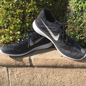 Mens sz 11 black & white flyknits