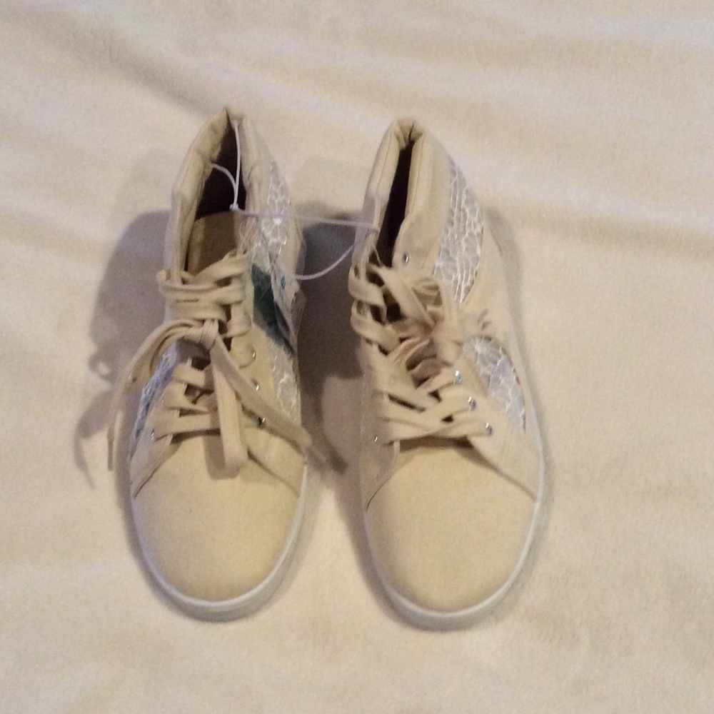 Brand New women's sneaker size 8 beige &white lace