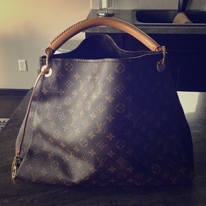 Authentic Lou Vuitton Artsy Purse