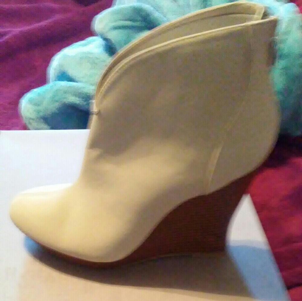 Womens cream colored bootie