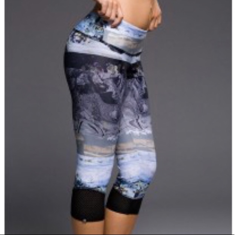 Onzie Marbled Spin Capri - M/L - NWT