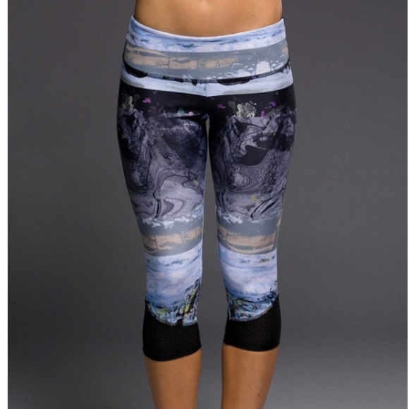 Onzie Marbled Spin Capri - M/L - NWT - Picture 2 of 8