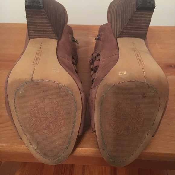 π«SOLDπ«Vince Camuto Caramel Sandals - Picture 4 of 7