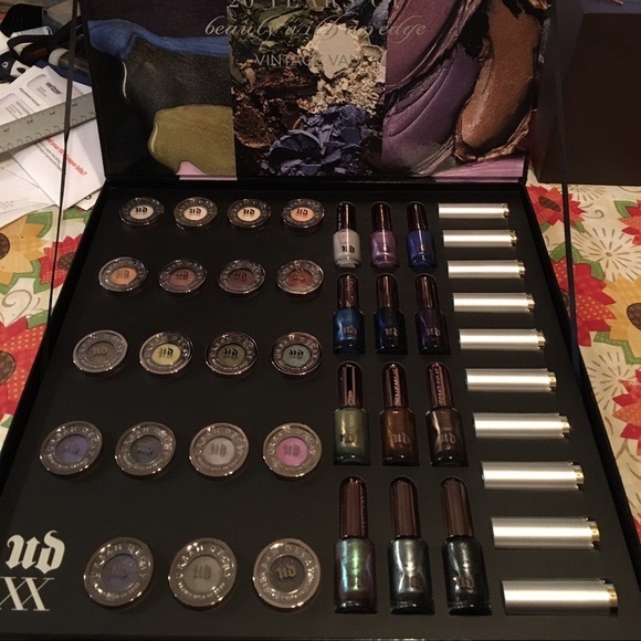 ๐ HP๐  Decay Vintage Vault XX Makeup Set Authentic - Picture 3 of 8