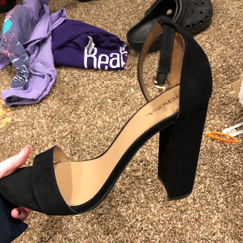 Heels - Picture 2 of 3