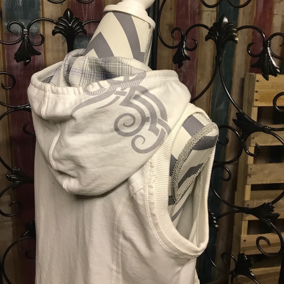 Sleeveless hoodie with scroll/grommet detail😎💋 - Picture 2 of 4