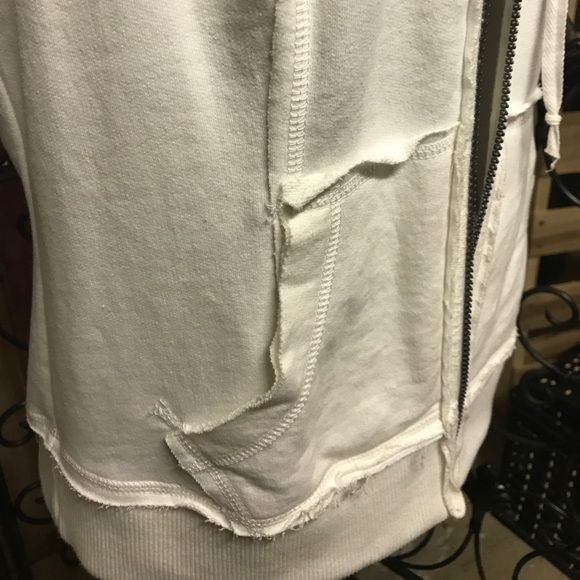 Sleeveless hoodie with scroll/grommet detail😎💋 - Picture 4 of 4