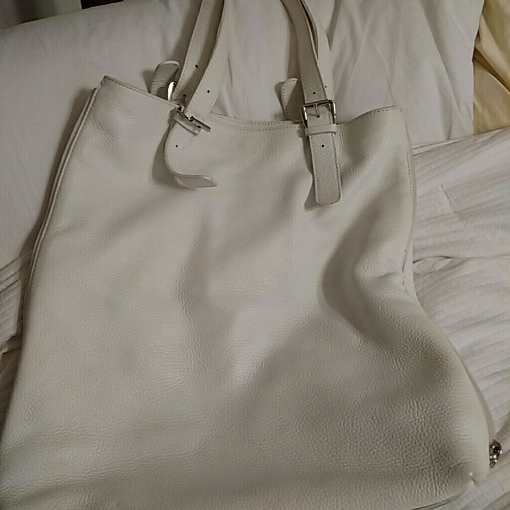 Pretty white purse...side zipper opens to red