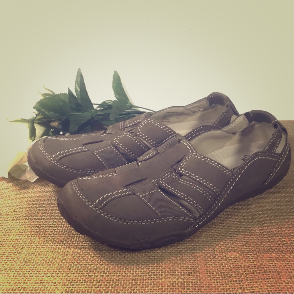 NWOT Womens 8.5 Grey Strap Flats by Clarks