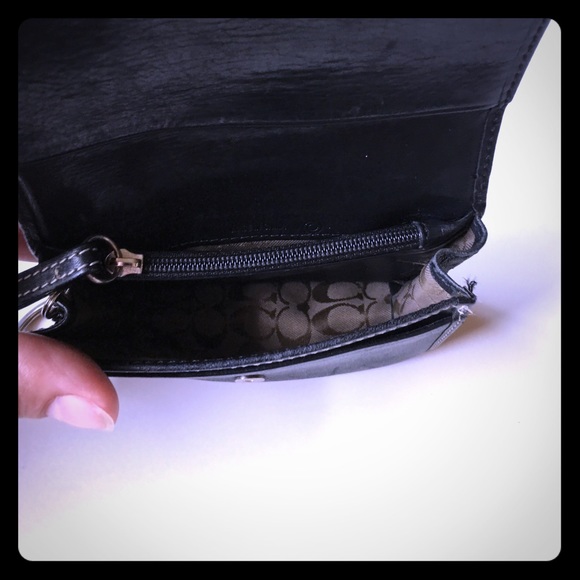 🚨CLEAROUT SALE🚨Coach leather wallet w/keyring - Picture 5 of 5