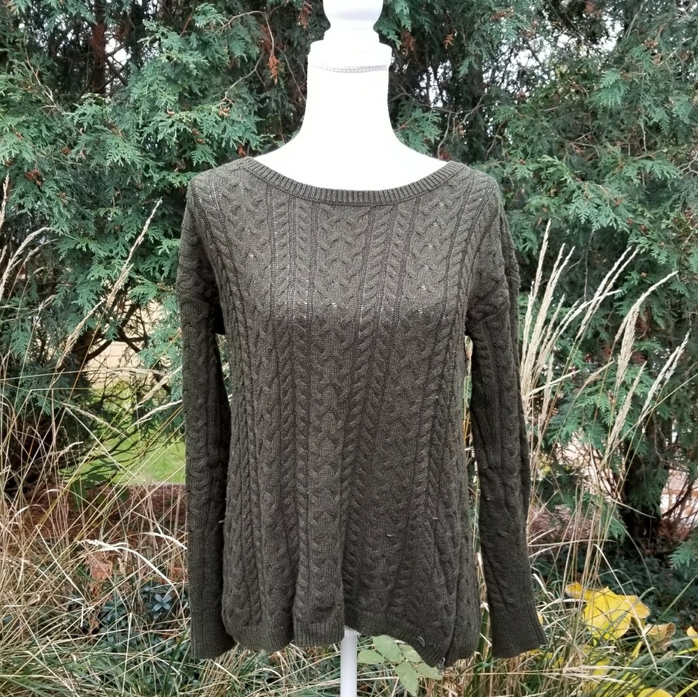 *SOLD* Lightweight cable knit olive green sweater