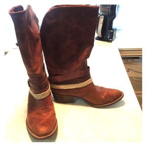 Women's cowboy boots size 9.