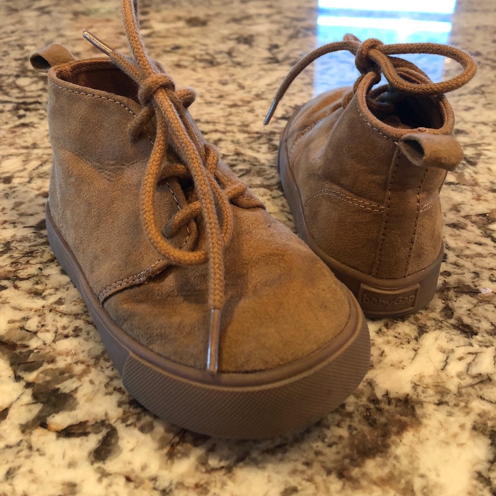 Gap Toddler boy Size 6 tan boots