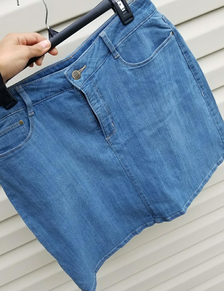 Croft&Borrow light blue jean classic fit skort!