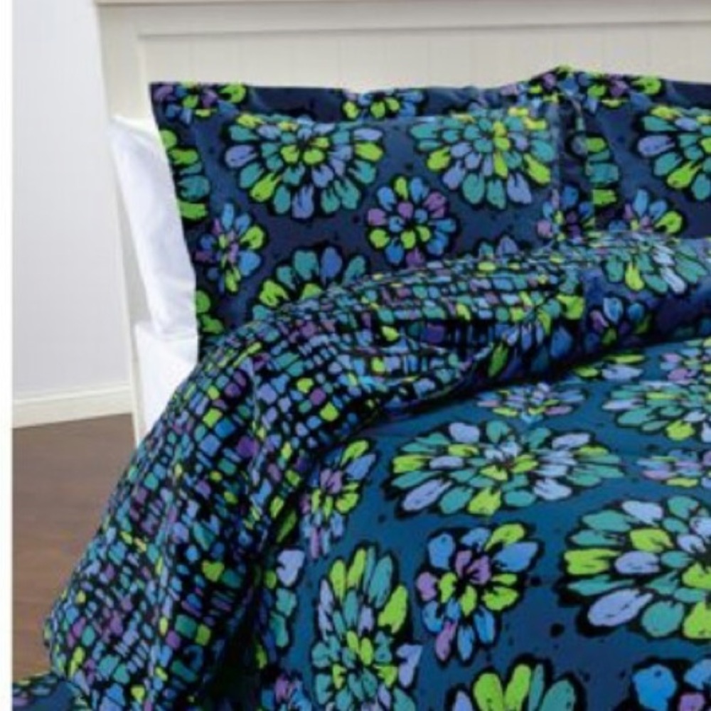 vera bradley comforter in indigo pop. Twin size
