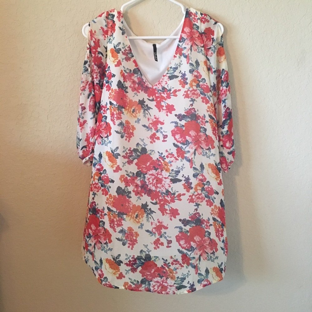 Lulus flowery dress with open 3/4 sleeves