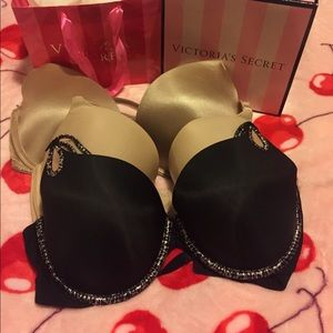 3 Victoria’s Secret bras