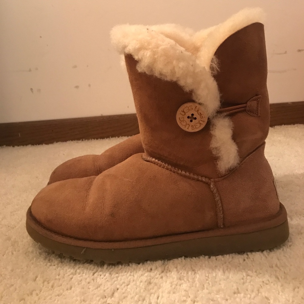 Ugg Bailey Button size 9