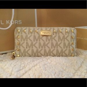 Michael Kors authentic wallet 👝 price reduction